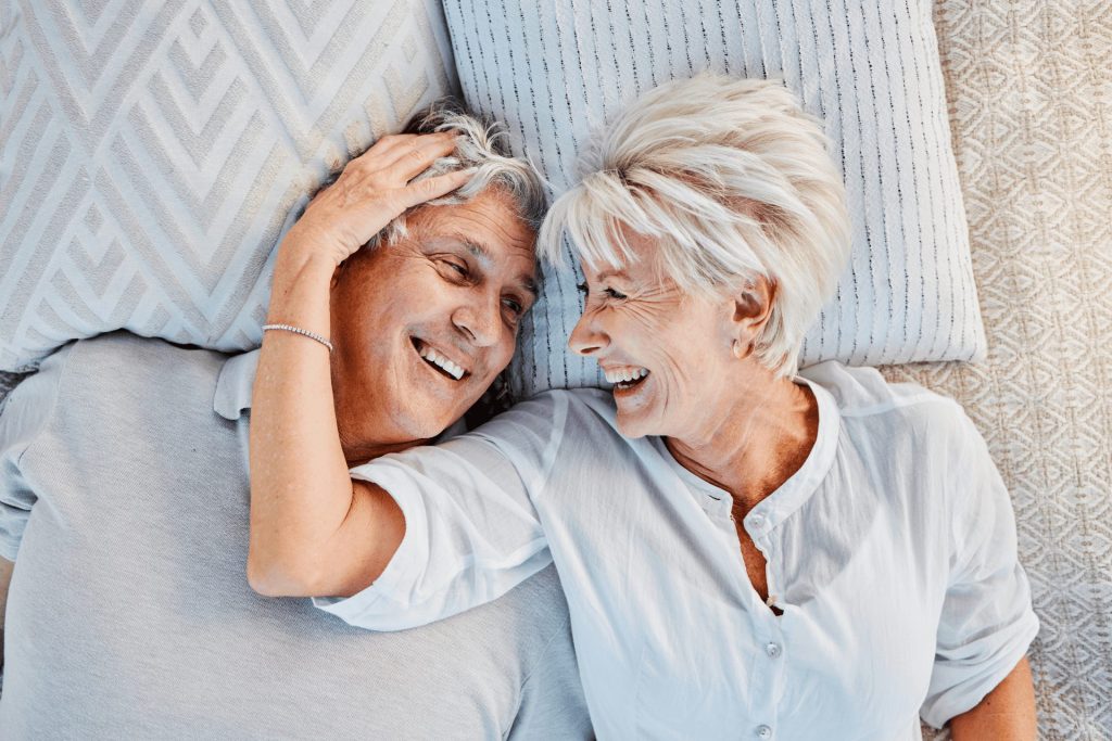 Lustvoll Lieben +40, ein glückliches und Lachendes Paar mittleren Alters